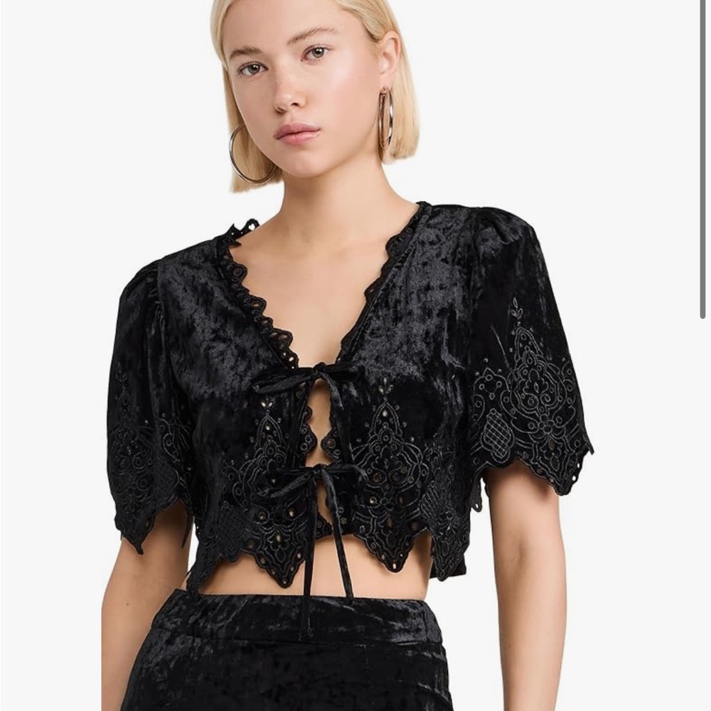 NWOT Moon River Black Crop Tie Front Blouse